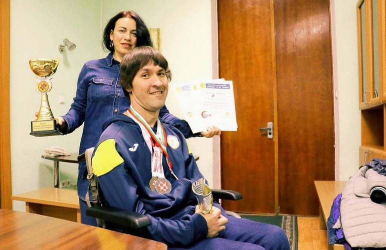 Имея тяжелую форму ДЦП, стал чемпионом мира по шашкам: история успеха Александра Гонгальского