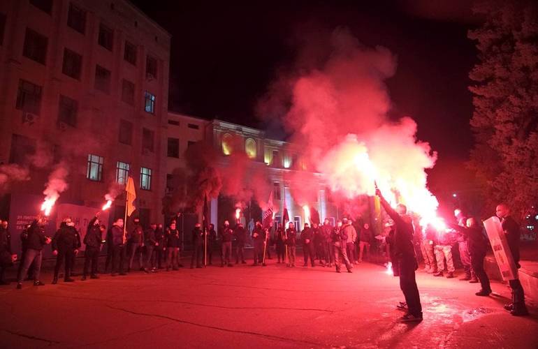 С флагами и файерами: в Житомире прошел марш, посвященный Дню провокатора. ФОТО