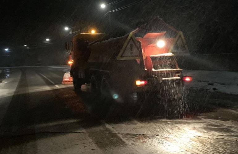 Мокрый снег и гололедица: на дорогах Житомирщины работает техника. ВИДЕО