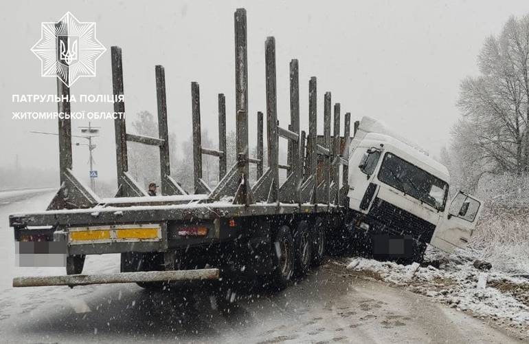 В Житомирской области на заснеженной дороге грузовик врезался в отбойник. ФОТО