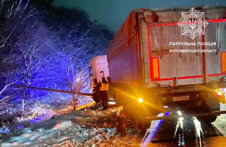 На трассе Житомир – Бердичев грузовик врезался в столб. ФОТО