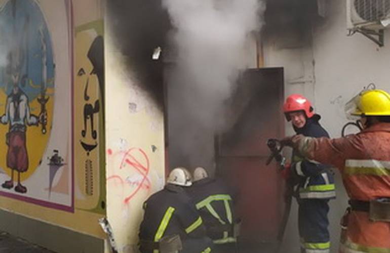 В Житомире спасатели ликвидировали пожар в многоэтажке: горела мастерская по ремонту обуви. ФОТО