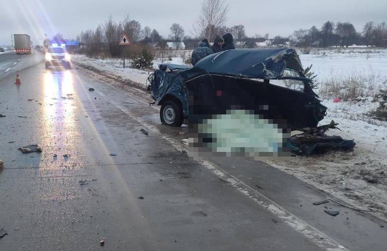 Авто разорвало на части: в Житомирской области в ДТП погибла женщина. ФОТО