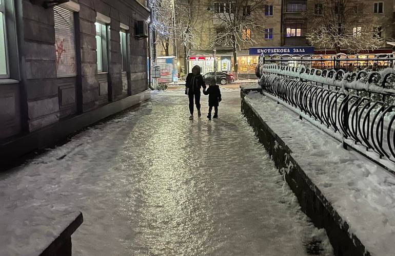 В Житомире ледяной дождь превратил тротуары в каток. ФОТО