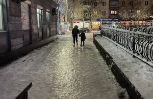 У Житомирі крижаний дощ перетворив тротуари на ковзанку. ФОТО