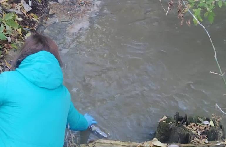 Фекальный запах в воздухе: экологи сообщили о сбросе нечистот в реку Тетерев