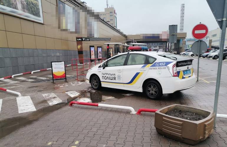 В Житомире из торговых центров эвакуируют посетителей: сообщили о заминировании