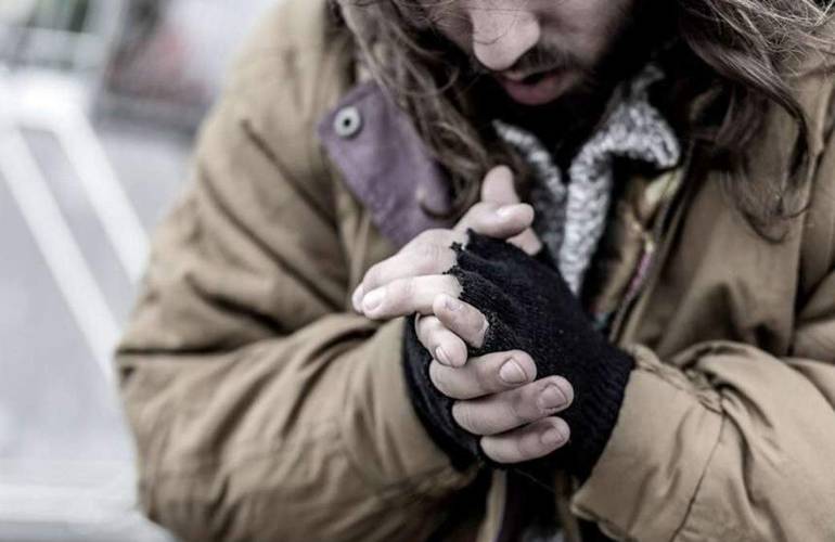 Житомирян просят приносить теплые вещи и еду в пункт обогрева бездомных