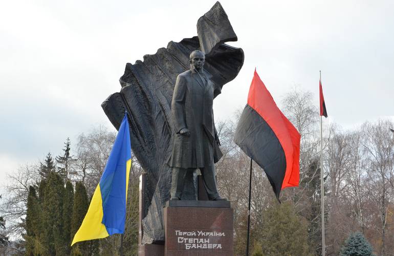 Двое житомирян надругались над памятником Степану Бандере в Тернополе. ФОТО