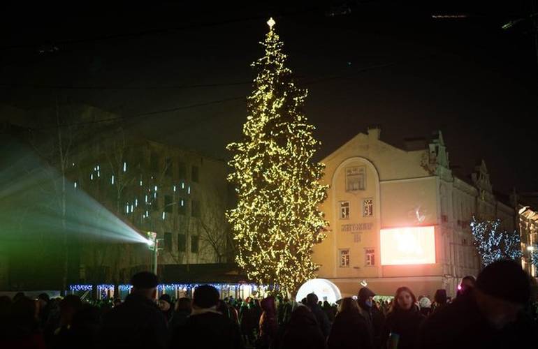Житомир готовится к праздникам: когда засияет главная новогодняя елка. ФОТО
