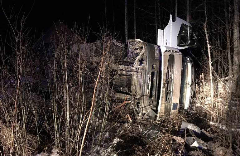 На севере Житомирщины перевернулся грузовик: водителя спасли пограничники. ВИДЕО