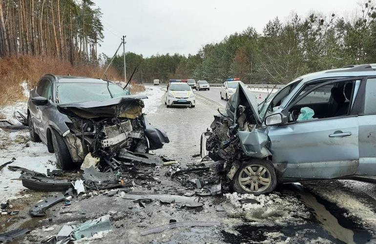 ДТП на трассе под Житомиром: разбитые автомобили и двое пострадавших. ФОТО