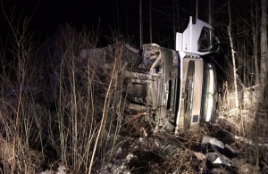 На півночі Житомирщини перекинулась вантажівка: водія врятували прикордонники. ВІДЕО