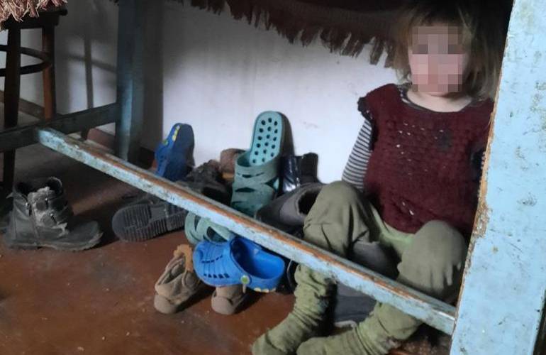 Голодные и грязные: в Житомирской области у 22-летней матери забрали трех дочерей