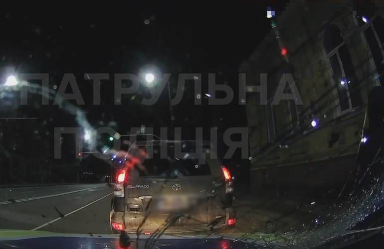 В Житомире пьяный пассажир Toyota Prado разбил лобовое стекло полицейского автомобиля. ВИДЕО