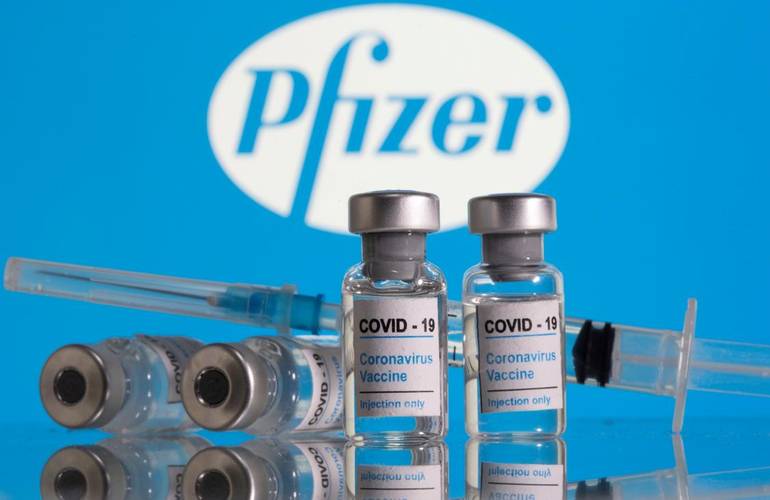 Украина вводит бустерную дозу COVID-вакцины для людей 60+