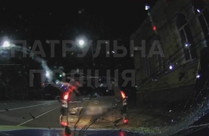 У Житомирі п'яний пасажир Toyota Prado розбив лобове скло поліцейського автомобіля. ВІДЕО