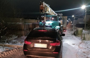 У Житомирі припаркований посеред вулиці BMW призупинив реконструкцію трубопроводу