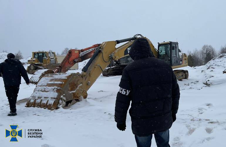Разрушенная экосистема и подтопленные земли: в Житомирской области прекратили незаконную промышленную добычу янтаря. ФОТО