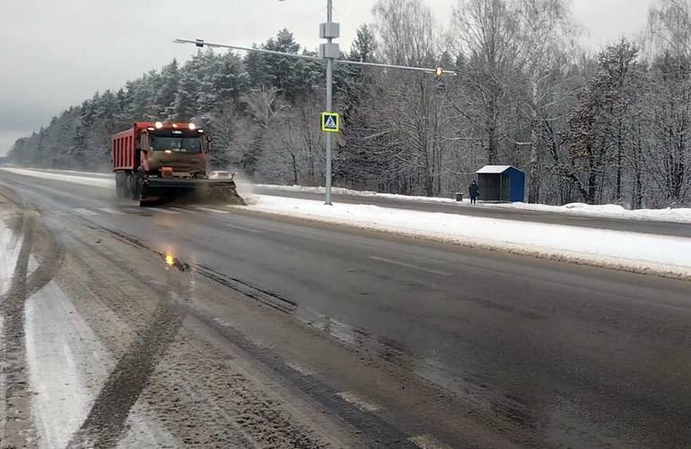 70 единиц спецтехники убирали дороги Житомирской области от снега