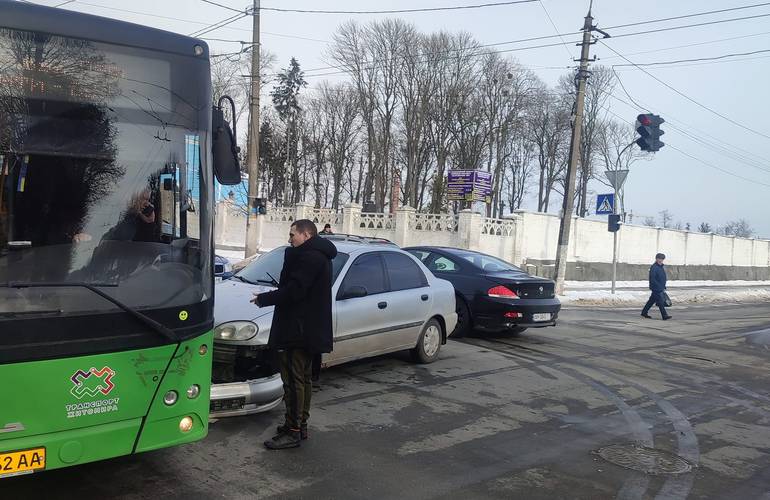ДТП в Житомире: легковушка врезалась в автобус с пассажирами. ФОТО