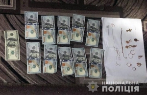 Винесла гроші та золото: на Хмельниччині затримали молоду крадійку з Житомирської області