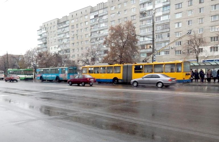 В Житомире затруднено движение троллейбусов из-за обледенения контактной сети. ФОТО