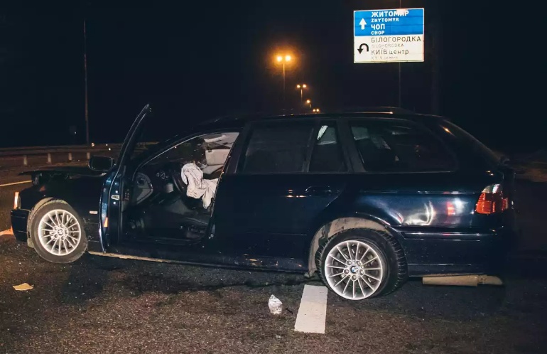 На трассе Житомир-Киев BMW разорвало об отбойник и выбросило на встречную полосу