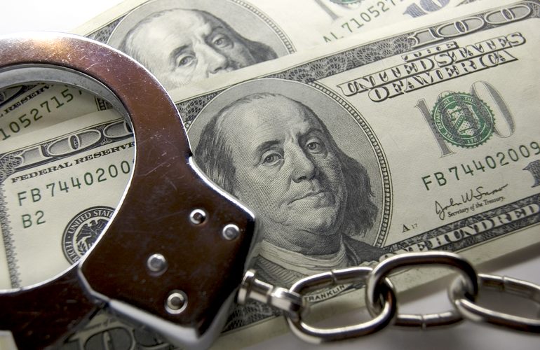 Пьяный водитель пытался дать $100 взятки полицейским. Теперь ему грозит 4 года тюрьмы. ФОТО