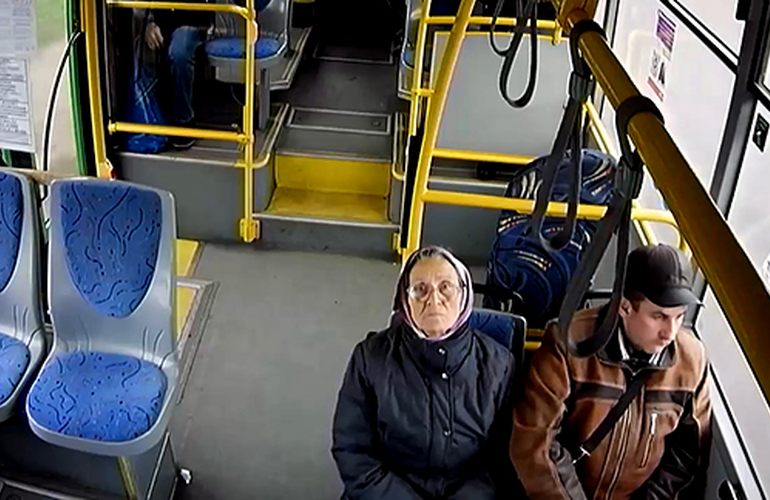 В Житомире у водителя коммунального автобуса украли смартфон: видео с камеры наблюдения