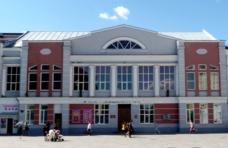 Открытое пространство и мини-сцена на улице: театр кукол в Житомире ждет масштабное обновление. ФОТО