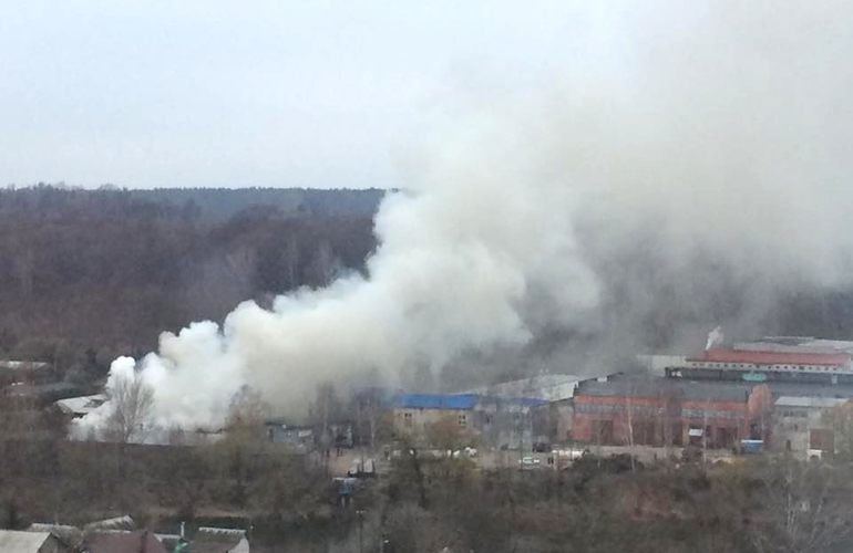 В Житомире загорелось предприятие, пожар ликвидировали более 20 спасателей. ФОТО