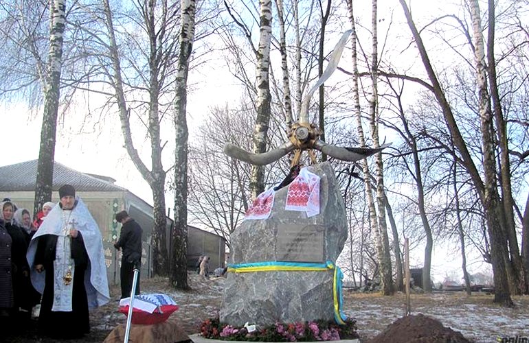 В Житомирской области похоронили останки экипажа самолета, сбитого в 1941 году. ФОТО