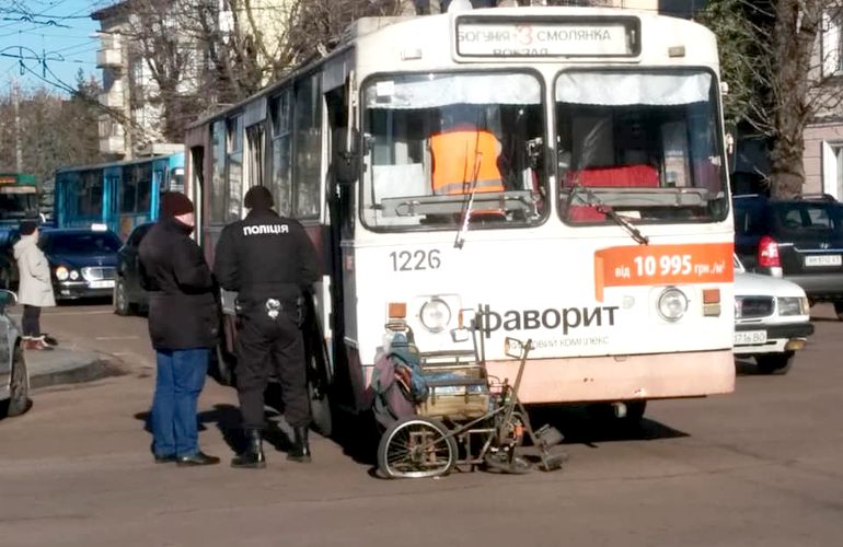 В центре Житомира троллейбус сбил мужчину на инвалидной коляске. ФОТО