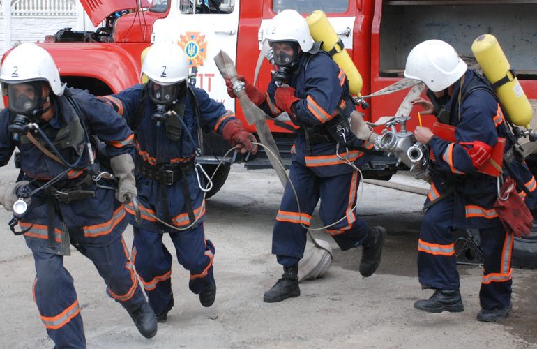 В Житомире пожарные спасли от уничтожения жилой дом на 8 хозяев