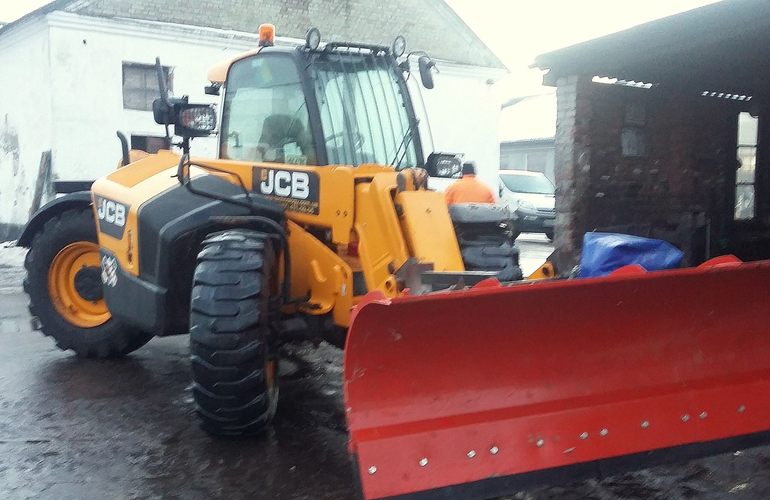 Житомирские коммунальщики похвалились новой техникой для уборки снега. ФОТО