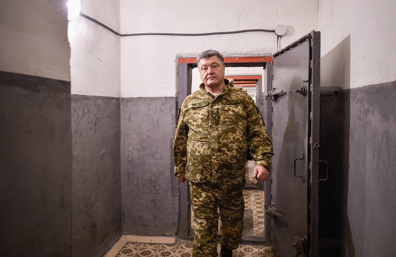 Порошенко предложил ввести военное положение в Украине