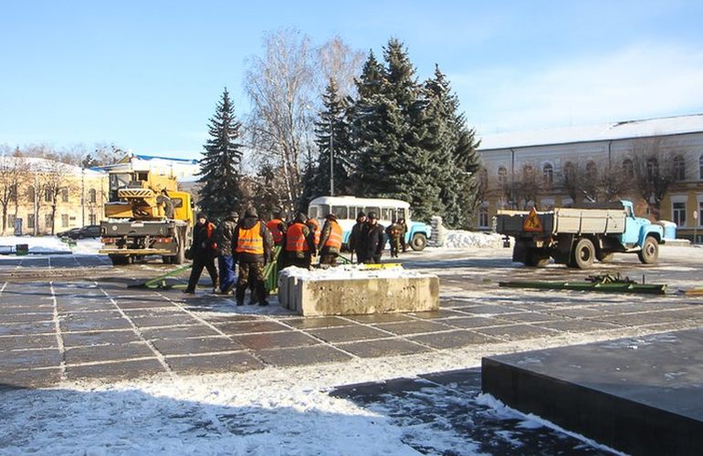 На площади Королёва готовятся к установке главной новогодней ёлки Житомира. ФОТО