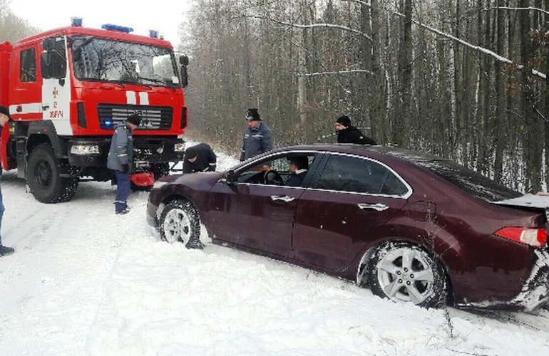 На дороге в Житомирской области из-за гололеда в кювет занесло Honda с четырьмя людьми