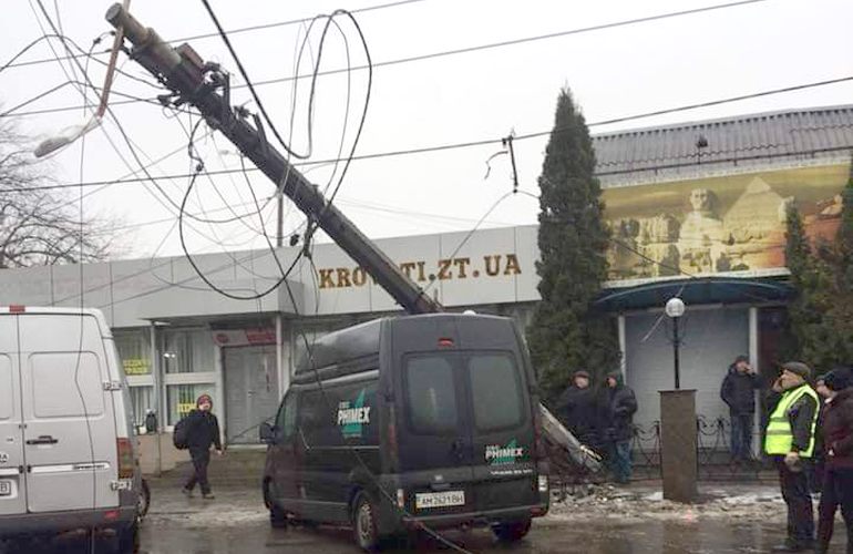 В Житомире упала электроопора, на улице Покровской образовались заторы. ФОТО
