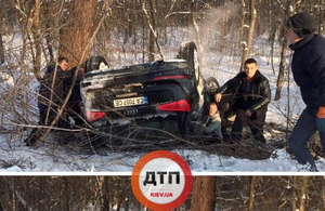 На трасі Житомир-Київ авто з дітьми потрапило у серйозну аварію та перекинулося на дах. ФОТО