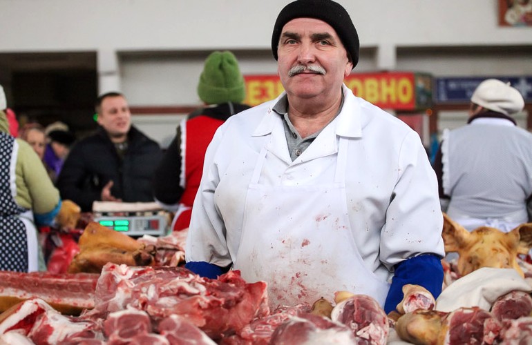Обзор цен. Сколько стоит килограмм свежего мяса в Житомире на рынке. ФОТОРЕПОРТАЖ