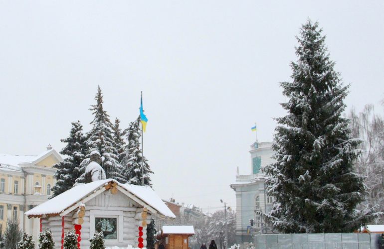 Площадь Королёва в Житомире готовят к новогодним и рождественским праздникам. ФОТО