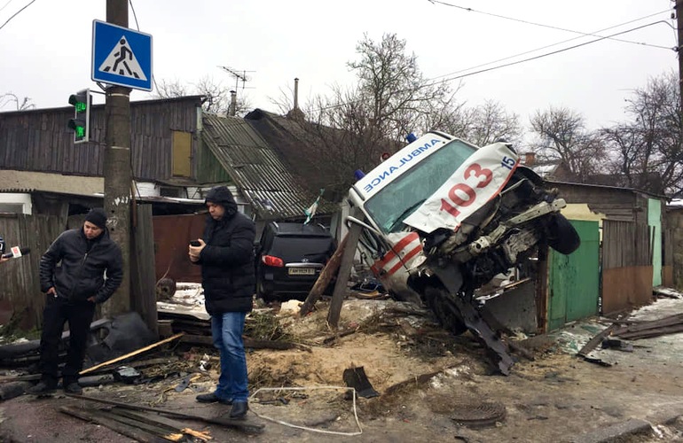 Ужасное ДТП в Житомире. «Скорая» столкнулась с Hyundai и влетели во двор частного дома: 6 человек пострадали. ФОТО
