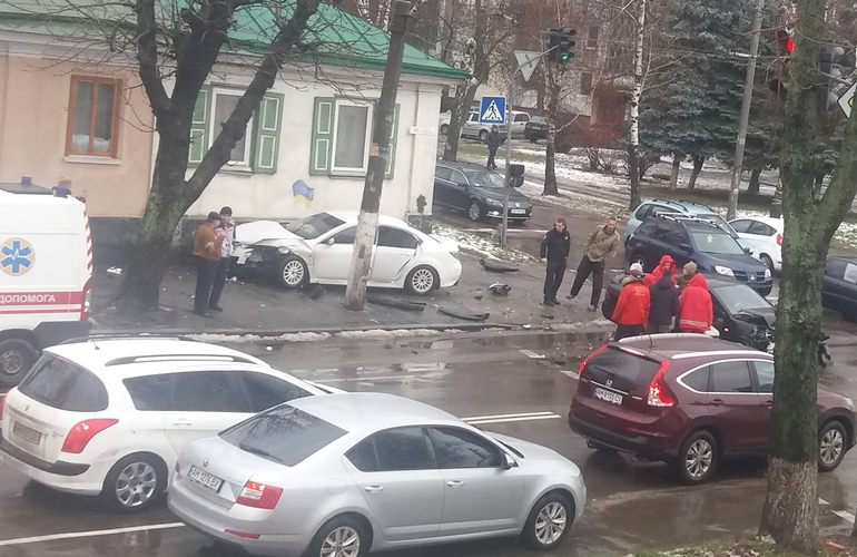 ДТП в Житомире: на перекрестке столкнулись два автомобиля, есть пострадавший