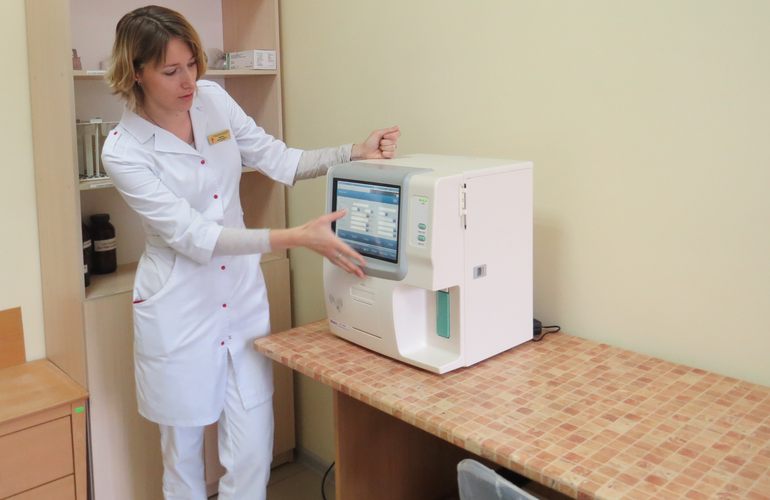 Житомирская детская больница получила от благотворителей современное оборудование для исследования крови
