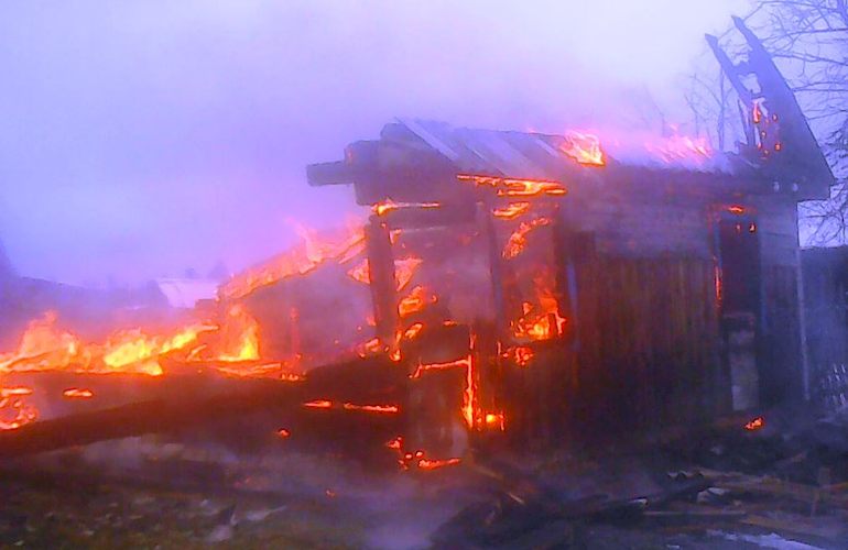 Житель Житомирской области получил ожоги, пытаясь потушить собственный дом