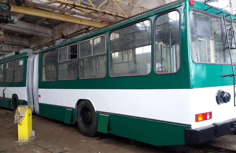 В житомирском ТТУ своими силами отремонтировали троллейбус и трамвай. ФОТО
