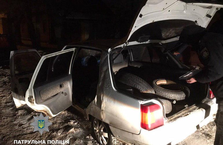 Полиция задержала в Житомире мужчин, которые по ночам обворовывали авто