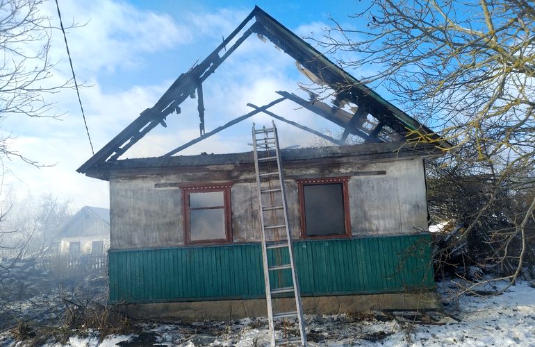 Пожар на Житомирщине унес жизнь пенсионерки, двоим мужчинам удалось спастись. ФОТО